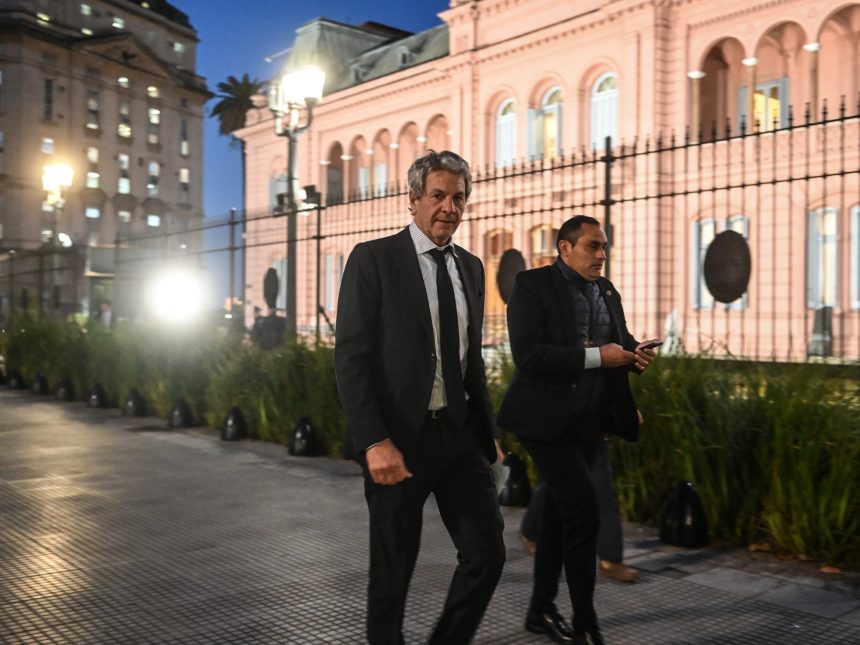 Caputo responde a Stiglitz: ¿Payasesco o catastrófico el plan Milei?