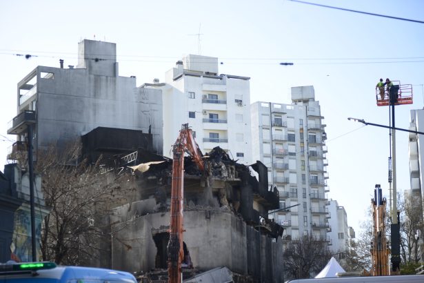 La Plata: Inicia la demolición del peligroso depósito incendiado
