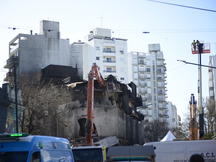 La Plata: Inicia la demolición del peligroso depósito incendiado
