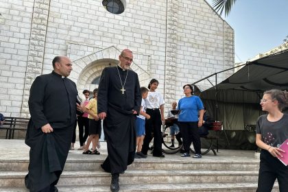 Impactante: Sacerdote argentino celebra misa en Gaza bajo bombardeos