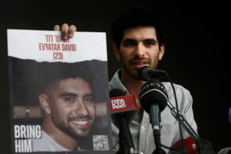 Hamas Difunde Impactante Video de Rehén Israelí en Gaza