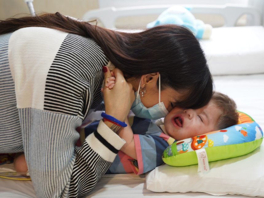 Felipe sorprende a médicos: ¡a un mes del trasplante, listo para el alta!