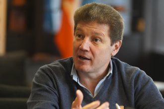 El gobernador denuncia a Milei por favoritismo y casta política