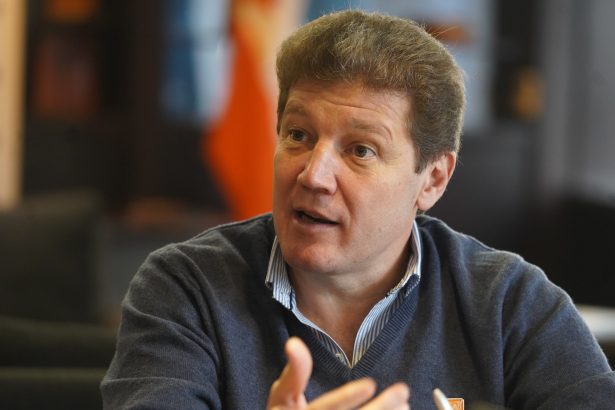 El gobernador denuncia a Milei por favoritismo y casta política