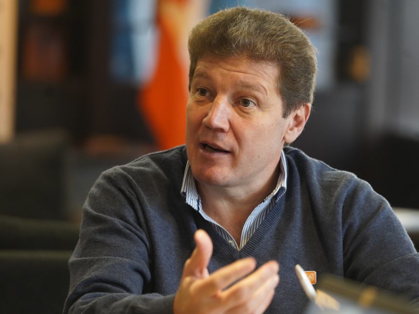 El gobernador denuncia a Milei por favoritismo y casta política