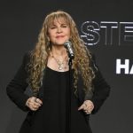 Stevie Nicks de Fleetwood Mac: ¡Sufre fractura en el hombro!