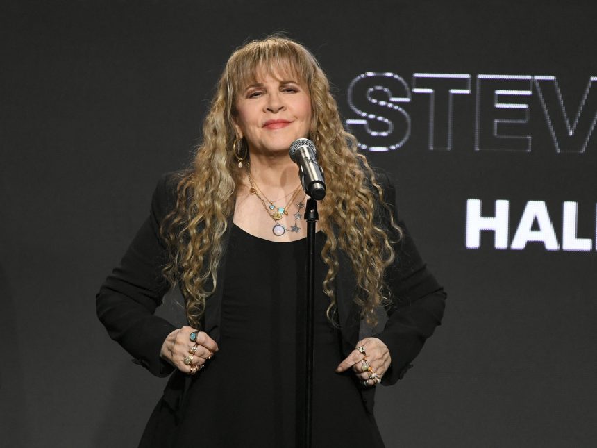 Stevie Nicks de Fleetwood Mac: ¡Sufre fractura en el hombro!