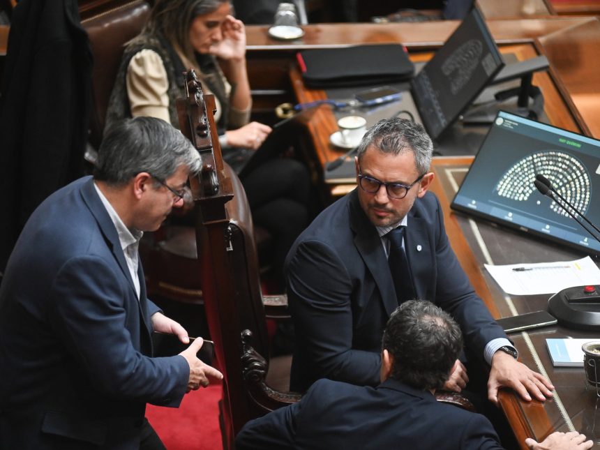 Oposición impulsa ley Garrahan y universidades, Gobierno frena sesión