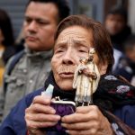 San Cayetano: Fieles hacen largas colas por un pedido especial