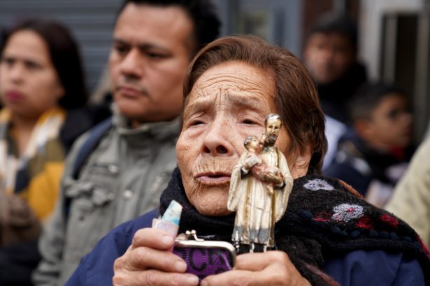 San Cayetano: Fieles hacen largas colas por un pedido especial