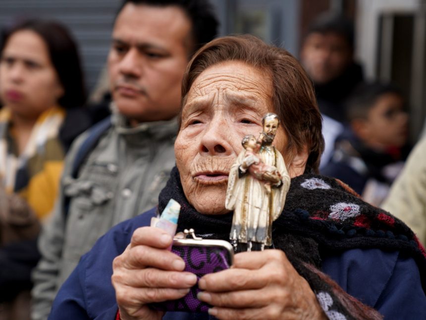 San Cayetano: Fieles hacen largas colas por un pedido especial