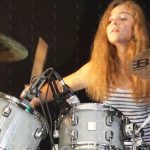 Descubre a la baterista récord de YouTube: ¡760M de vistas y más!
