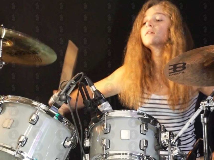 Descubre a la baterista récord de YouTube: ¡760M de vistas y más!