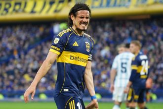 El Sorprendente Cambio de Russo: Cavani Titular por Riquelme