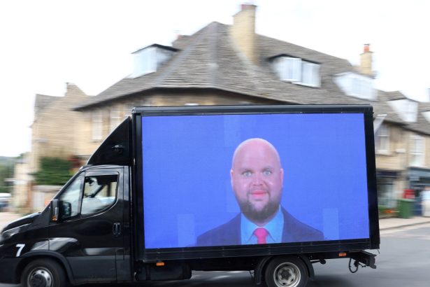 Vance, ¡Regresa a Casa!: El Vicepresidente No es Bienvenido en Gran Bretaña