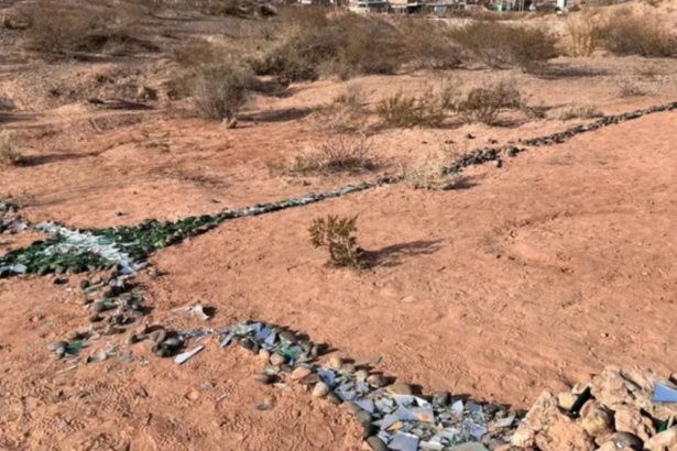 Descubren en Neuquén una enigmática cruz gigante de vidrio y metal