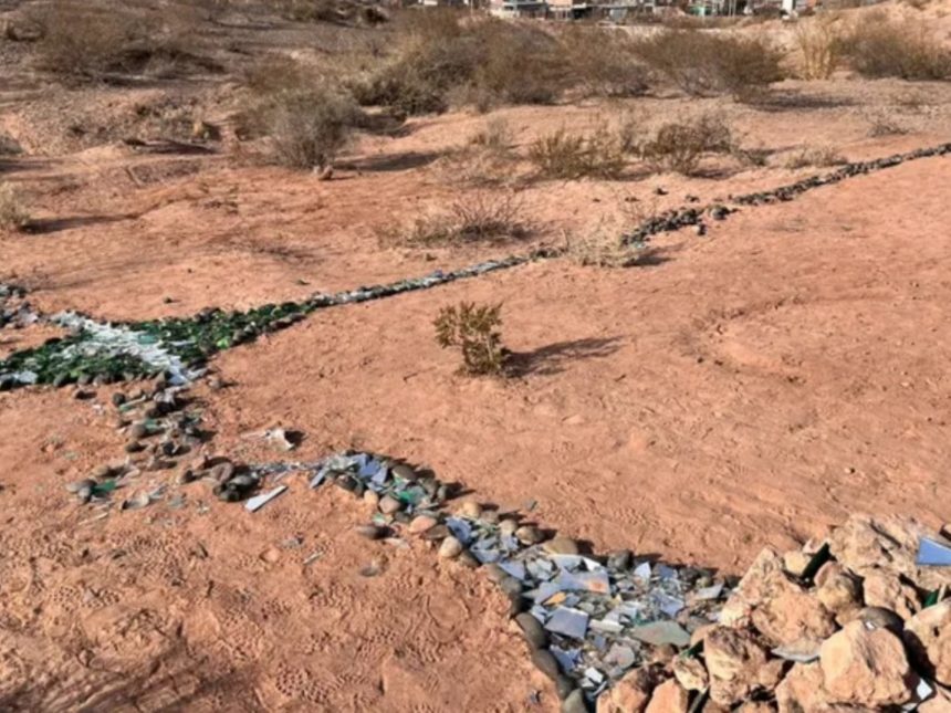 Descubren en Neuquén una enigmática cruz gigante de vidrio y metal