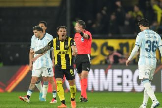 Racing se esfuerza pero cae ante Peñarol: ¡la remontada en Avellaneda!