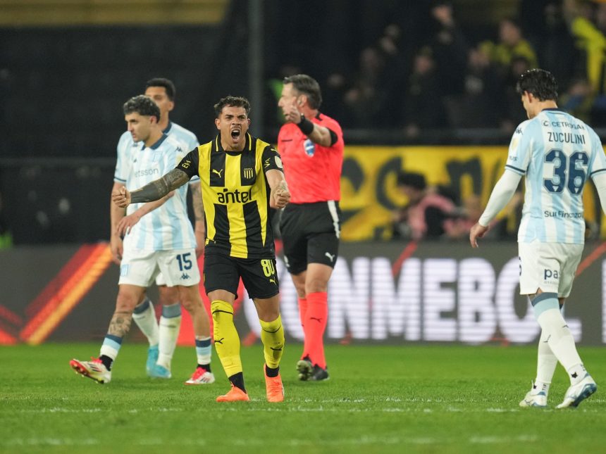 Racing se esfuerza pero cae ante Peñarol: ¡la remontada en Avellaneda!