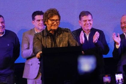 Milei lanza campaña libertaria y vincula a Kicillof con fentanilo