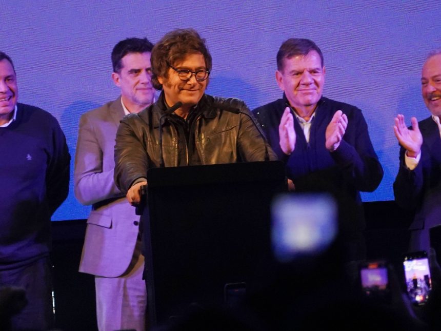 Milei lanza campaña libertaria y vincula a Kicillof con fentanilo