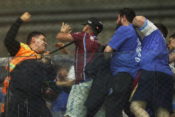 Caos en el final: Hinchas de Godoy Cruz enfrentan a la policía