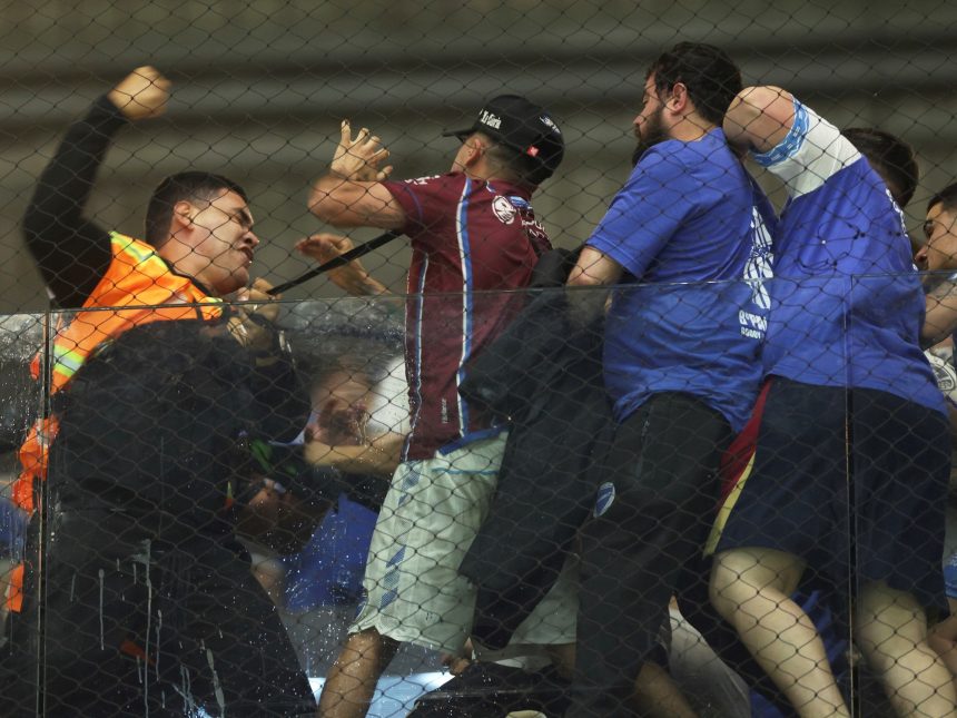 Caos en el final: Hinchas de Godoy Cruz enfrentan a la policía