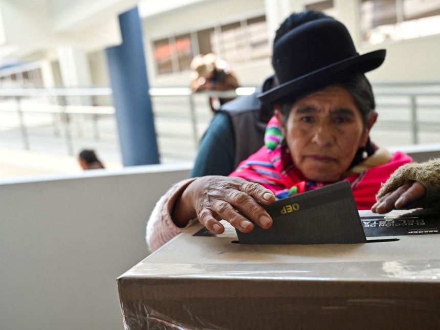 Bolivia: Cierre de elecciones y recuento con favoritos de derecha