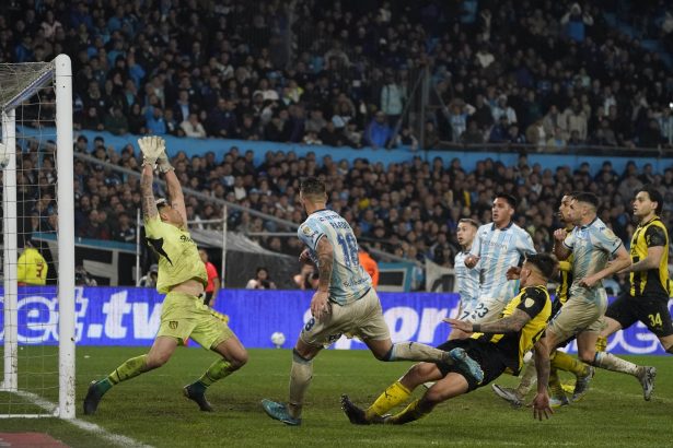 Racing late fuerte: victoria épica ante Peñarol y clasificación a cuartos