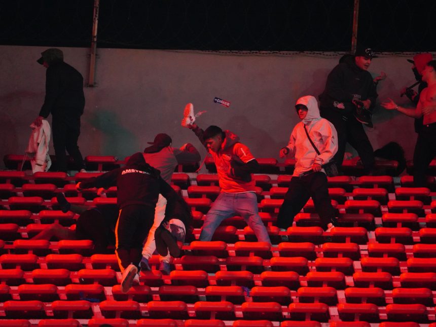 Caos en Avellaneda: Hinchas de la U. de Chile atacan y son linchados