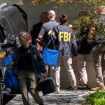FBI irrumpe en la casa de ex asesor de Trump y feroz opositor