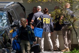 FBI irrumpe en la casa de ex asesor de Trump y feroz opositor
