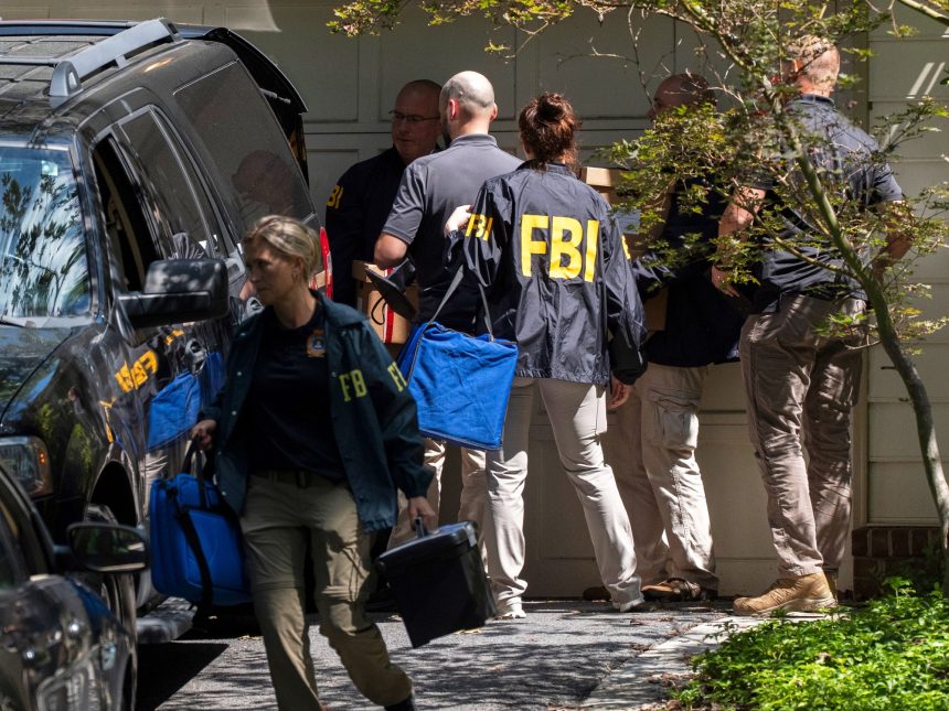 FBI irrumpe en la casa de ex asesor de Trump y feroz opositor