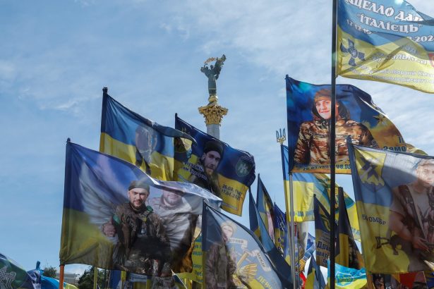 Ucrania en Guerra: Celebrando la Independencia y Luchando por la Libertad