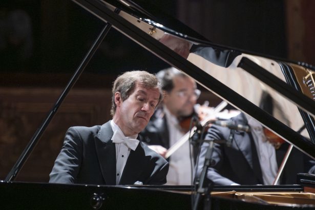 El Pianista Ruso que Conquistó Buenos Aires: Su Historia y Éxitos