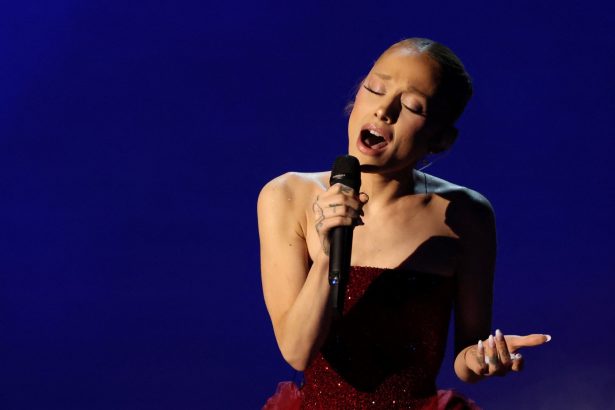 Ariana Grande insinúa su gira 2026 en un intrigante video