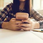 Un Año Sin Celulares en Escuelas: Estudiantes Aprenden Más