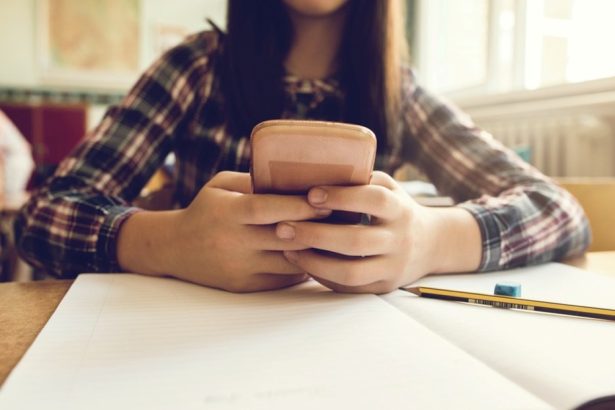 Un Año Sin Celulares en Escuelas: Estudiantes Aprenden Más