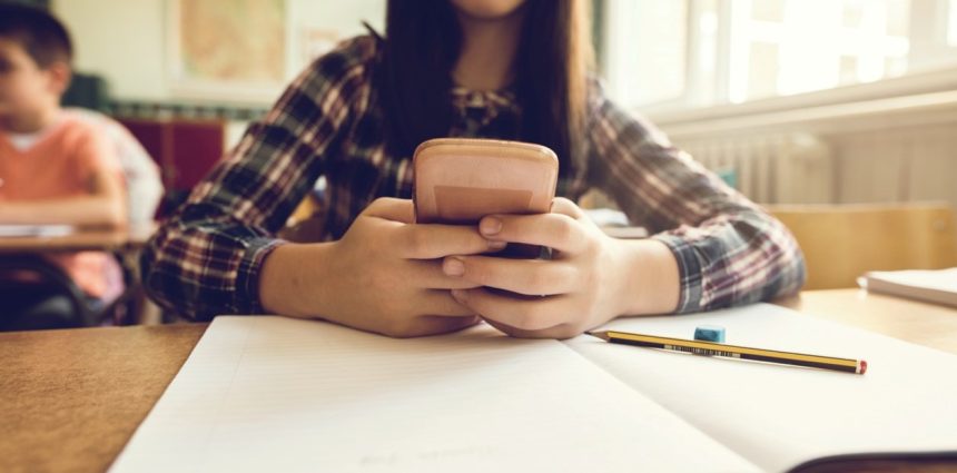 Un Año Sin Celulares en Escuelas: Estudiantes Aprenden Más