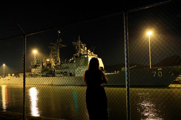 Buque lanzamisiles de EE.UU. navega al Caribe en tensión con Venezuela