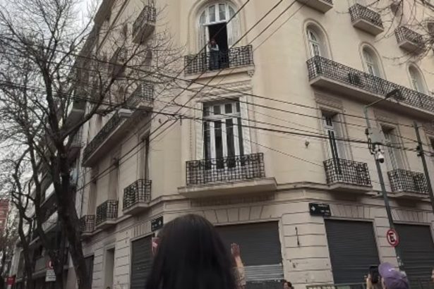 Trans mediática sorprende con convocatoria bajo el balcón de CFK