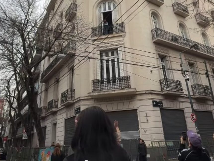Trans mediática sorprende con convocatoria bajo el balcón de CFK