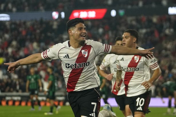 River Plate triunfa 2-0 ante San Martín y sigue líder invicto