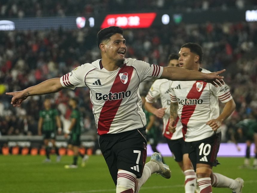 River Plate triunfa 2-0 ante San Martín y sigue líder invicto