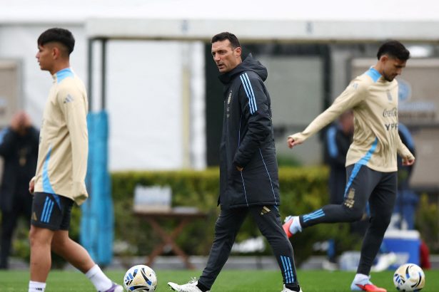 Scaloni sorprende con jóvenes talentos en práctica de la Selección