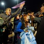 Caos en el cierre de la campaña libertaria: pedradas y protección a Milei