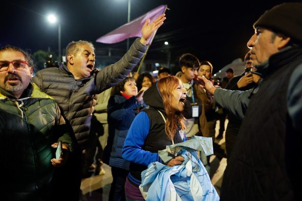 Caos en el cierre de la campaña libertaria: pedradas y protección a Milei