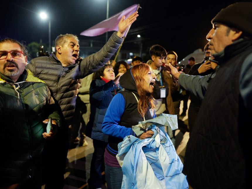 Caos en el cierre de la campaña libertaria: pedradas y protección a Milei