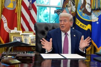 Trump: EE. UU. derribará aviones venezolanos que amenacen en el Caribe