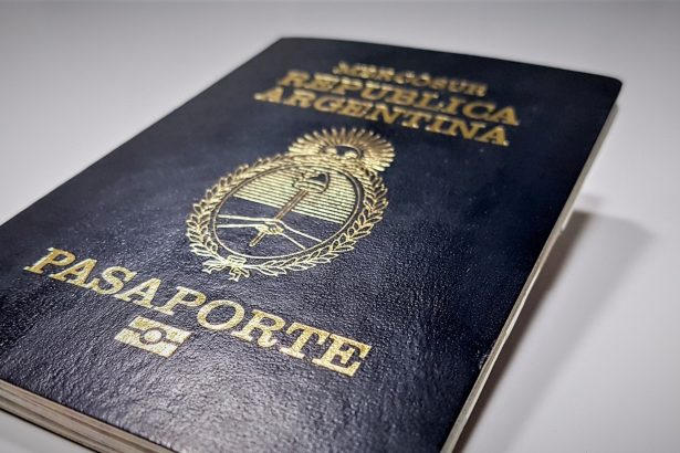 ¡Alerta! Miles de pasaportes con fallas: Argentinos deben devolverlos